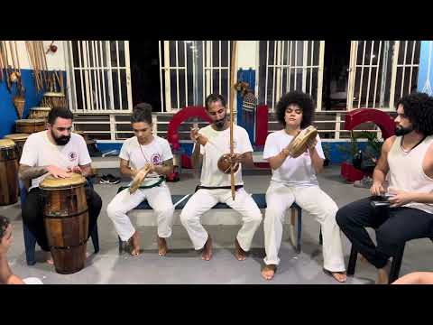 Tocando pandeiro na aula do Graduado Surikatte