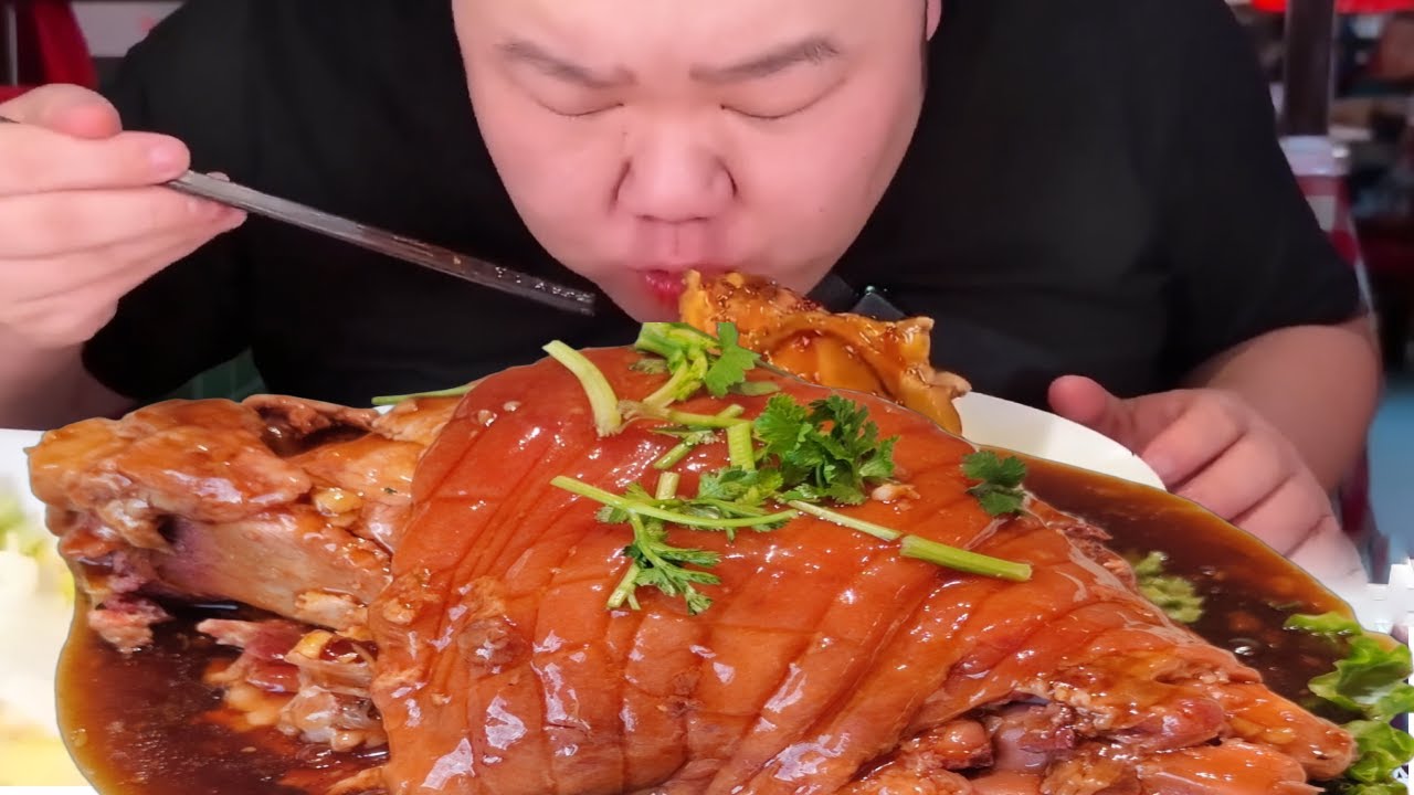 【大胃王挑戰】重慶美食暴擊！ 912 元挑戰網紅臉盆級肘子撈飯，超大豬肘堆成小山，一抿脫骨流油，鮮醇入味炫到爽！ ｜Food Challenge【櫻木花胖】