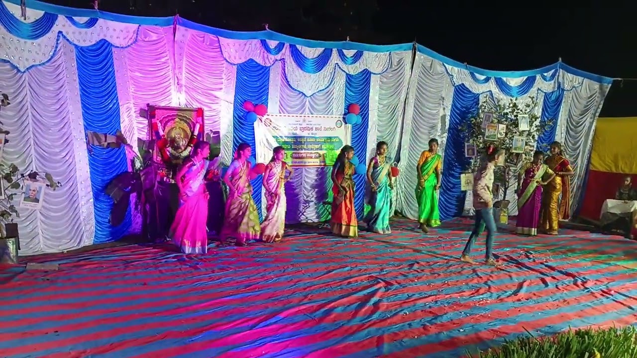 ಶ್ರೀಗಂಧದ ಗೊಂಬೆ ಮೆಲ್ಲ ಮೆಲ್ಲನೆ ಬರುತಾಳಮ್ಮ