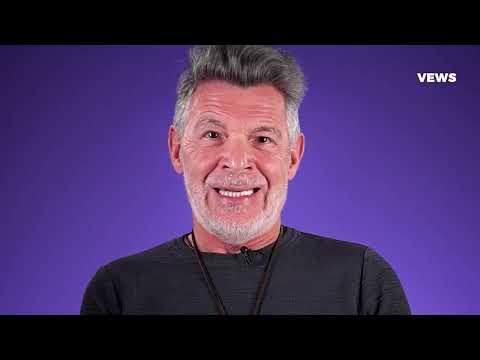 في عمر 62 عام ا يقع في حب شاب مغربي يبلغ من العمر 20 عام ا في مراكش هناك تجارة للمثليين