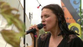 Emiliana Torrini - Jungle Drum (Live In Glastonbury 2009) chords