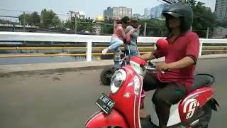 Naik vespa otopet bareng pacar, sangat romantis