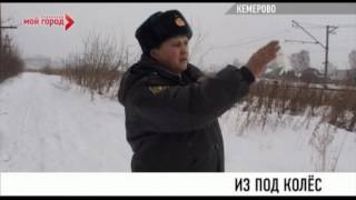 Полицейский вытащил ребенка из под колес поезда.flv