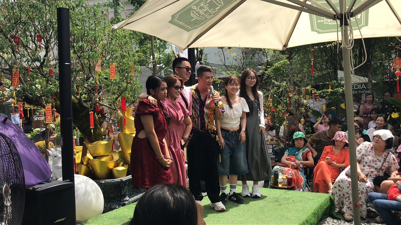 ĐÀM VĨNH HƯNG QUẬY HẾT MÌNH VỚI NGƯỜI HÂM MỘ Ở QUÁN CÀ PHÊ CÀ PHÁO MỒNG 4 TẾT  #caphecaphao