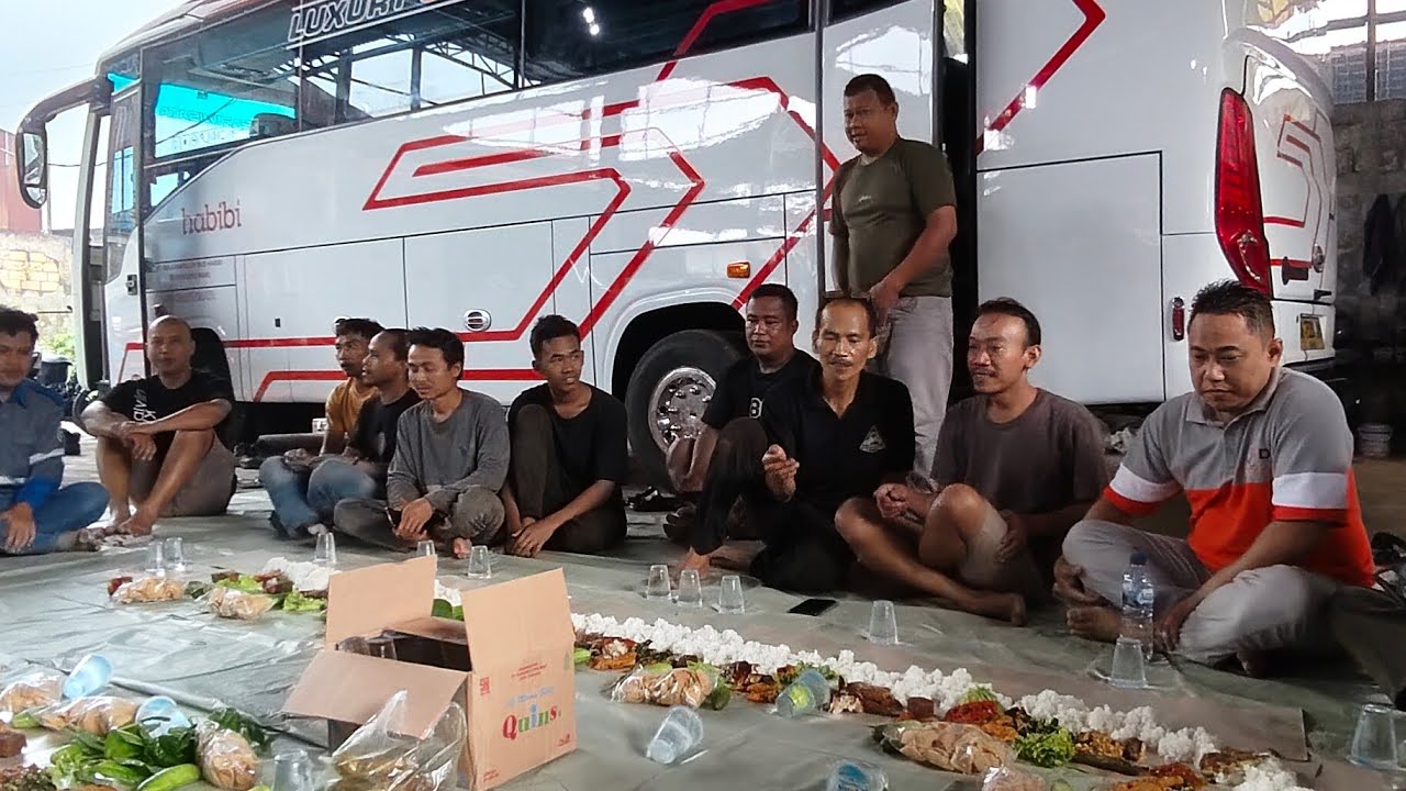 Сопровождение владельца QHD Trans при получении автобуса среднего размера после реставрации.