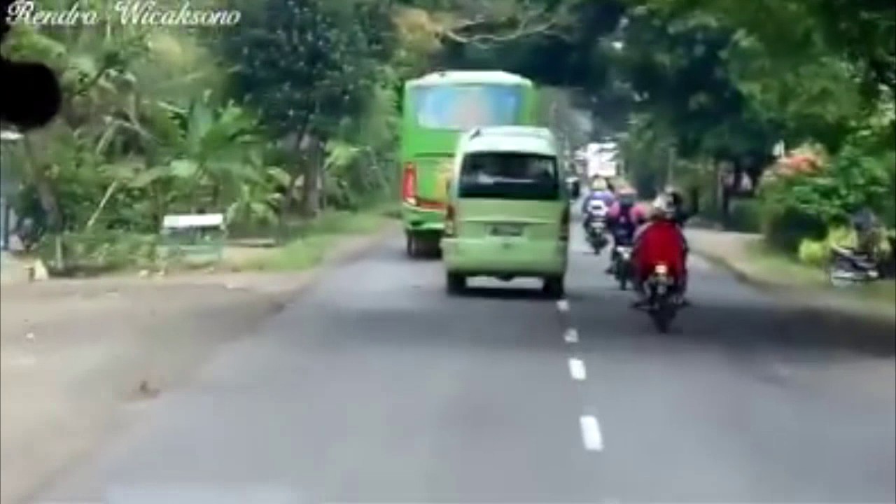 VIDEO LUCU Kecelakaan Beruntun Iring Iringan Sepeda Motor