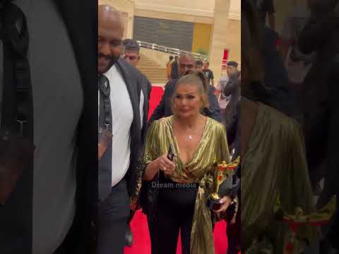 الفنانه يسرا لحظه خروجها وسط تزاحم شديد من حفل الفضائيات يسرا