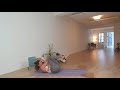 Energizing twist flow  vicky  vinyasa avec torsions et travail sur le renforcement des jambes