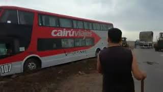 Temporal: Un colectivo con olavarrienses despistó en General Villegas
