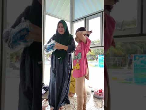 Ganti baju anak anak