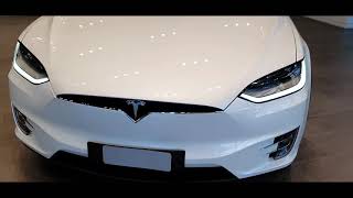 Авто магазин Tesla в Милане, после карантина. Супер авто Тесла, в салоне машины. Италия, Милан. Вау!