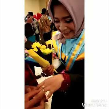 Bapeeer parah, saat wisuda dilamar pacar. bikin iri