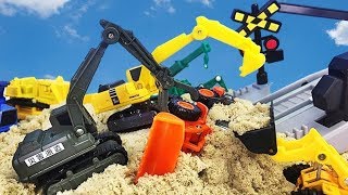 踏切 アニメーション☆はたらくくるま おもちゃの踏切の工事現場で事故発生！電車が来る前にショベルカーくんを助けよう！ railway crossing animation　Gizmone