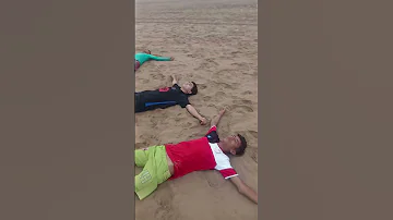 تمارين التامل في شاطئ مدينة أكادير الجميلة 