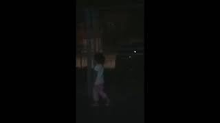 Niña jugando con SOMBRA paranormal [Captado en Video]