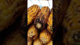 इतक्या पावसात गरमा गरमा भाजलेले sweet corn  #sweet #sweetcorn #shorts #shortvideo #viral