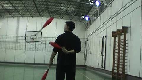 Juggling tutorial: 3 club behind the back throw/catch