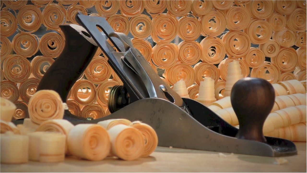 Fine Tuning a Bench Plane - YouTube