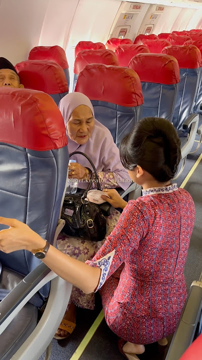 Masyaallah, beautiful Lion Air flight attendants brief wheelchair passengers‼️ #super #lion #flig...