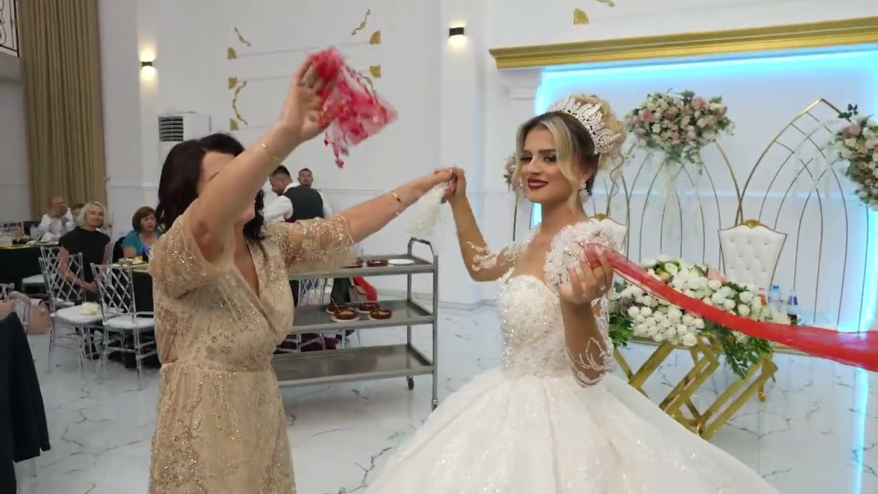 Familja e djalit hap vallen . Familja Hysa