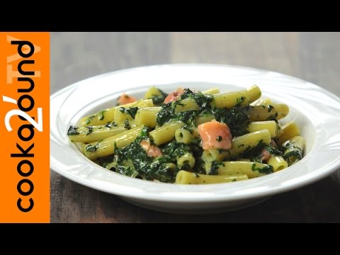 Video: Pasta Con Salmone, Funghi E Spinaci - Una Ricetta Graduale Con Una Foto