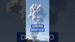 Gunung berapi Dukono meletus, awan abu menutupi cakrawala.