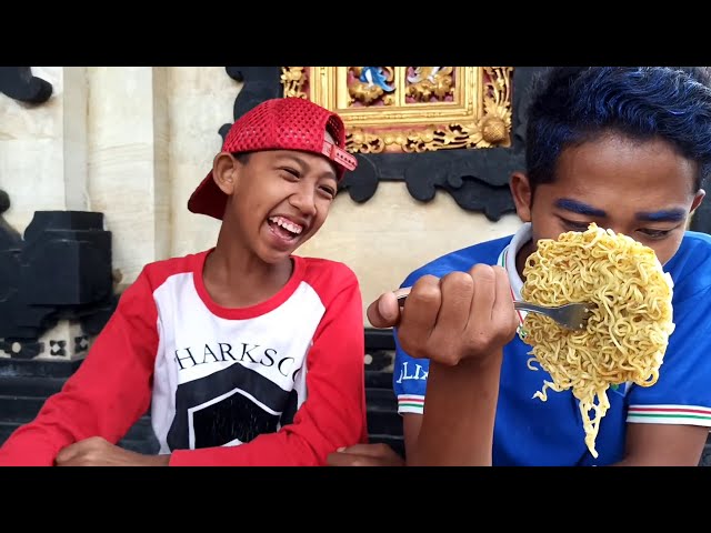 TANTANGAN MAKANAN PANAS VS DINGIN / PRANK LUCU COWOK API VS COWOK ES SELAMA 24 JAM! | Mikael TubeHD class=