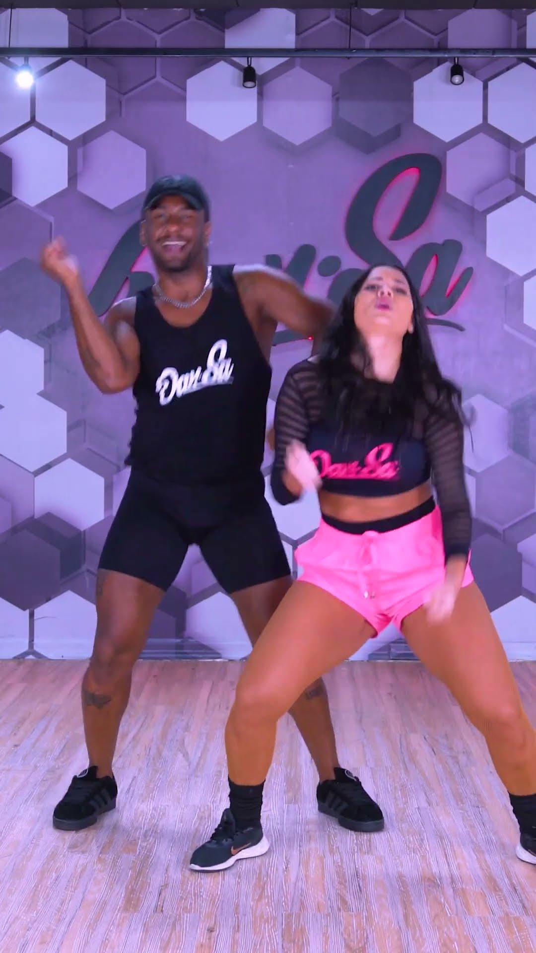 Heloisa Mexe a Cadeira - Vinny - Dan-Sa / Daniel Saboya (Coreografia) #shorts