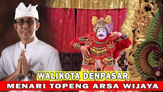 WALIKOTA DENPASAR BAPAK JAYA NEGARA MENARI TOPENG ARSA WIJAYA DI PESTA KESENIAN BALI TAHUN 2022