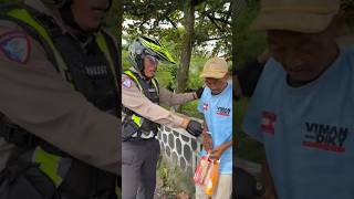 Polisi vs Kakek pemulung lanjut usia
