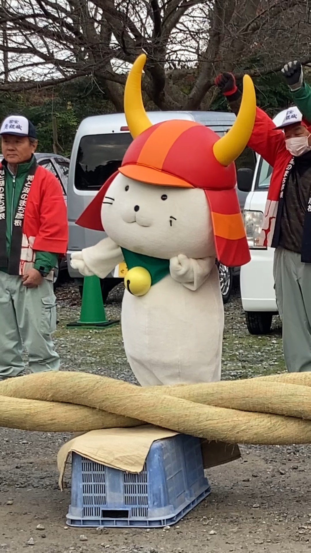 ひこにゃんのしめ縄仕上げ2025 - YouTube