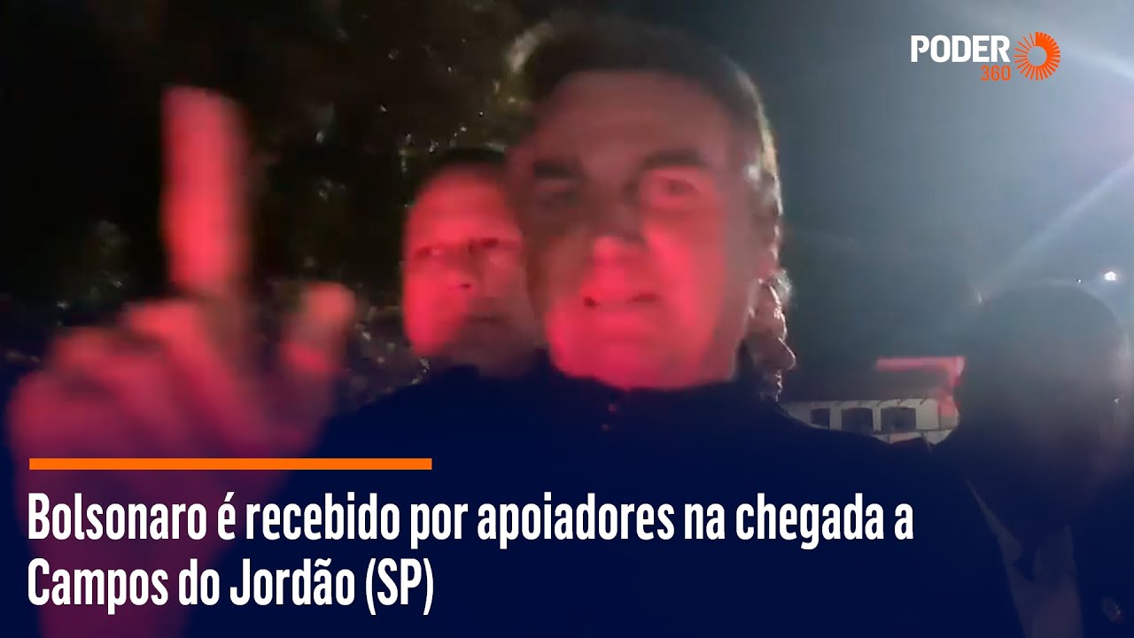 Bolsonaro é recebido por apoiadores na chegada a Campos do Jordão SP