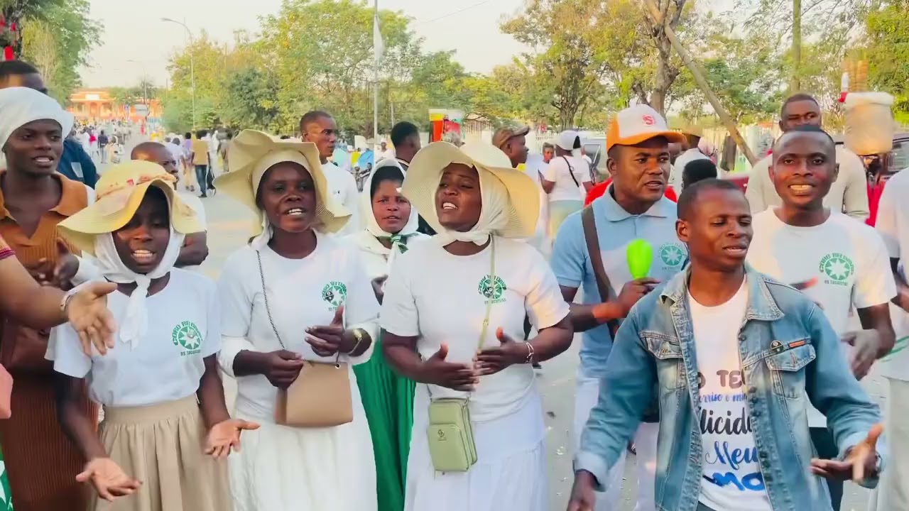 Catete 0025: Coro Rei David-Uíge canta nas ruas do santuário.