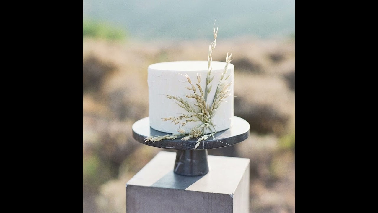 Black marble cake stand