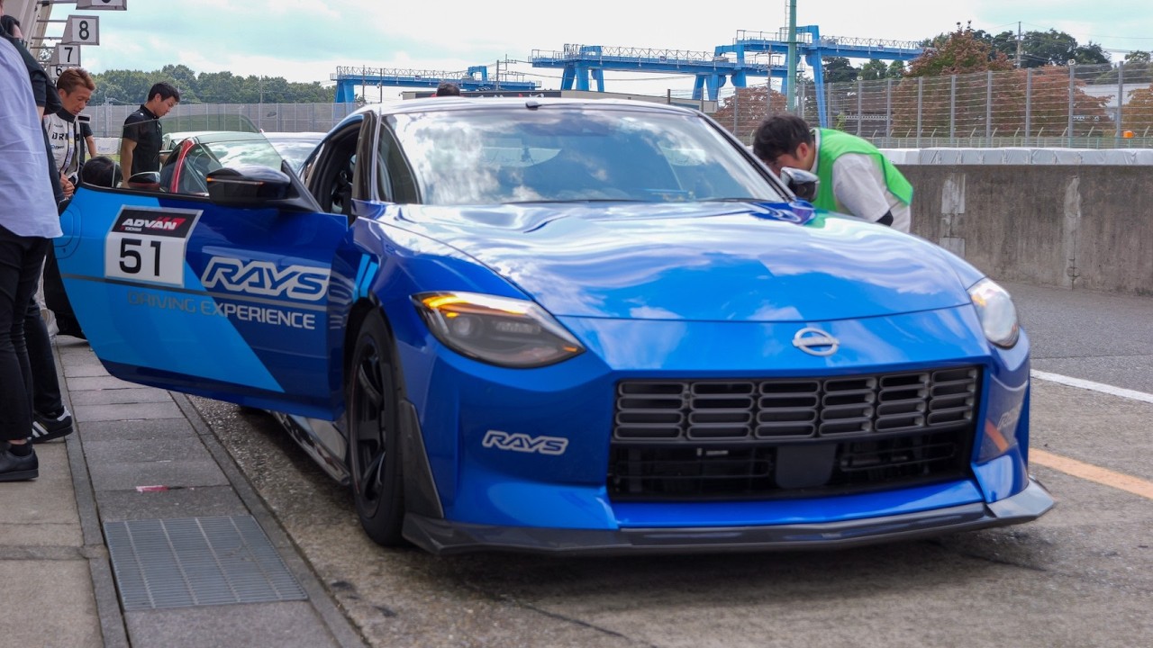 なんでAT？老舗3大ホイールメーカーのデモカーは日産フェアレディZ RZ34。こだわりの顧客目線仕様！GT500 NISMOドライバーの筑波サーキットレビュー。