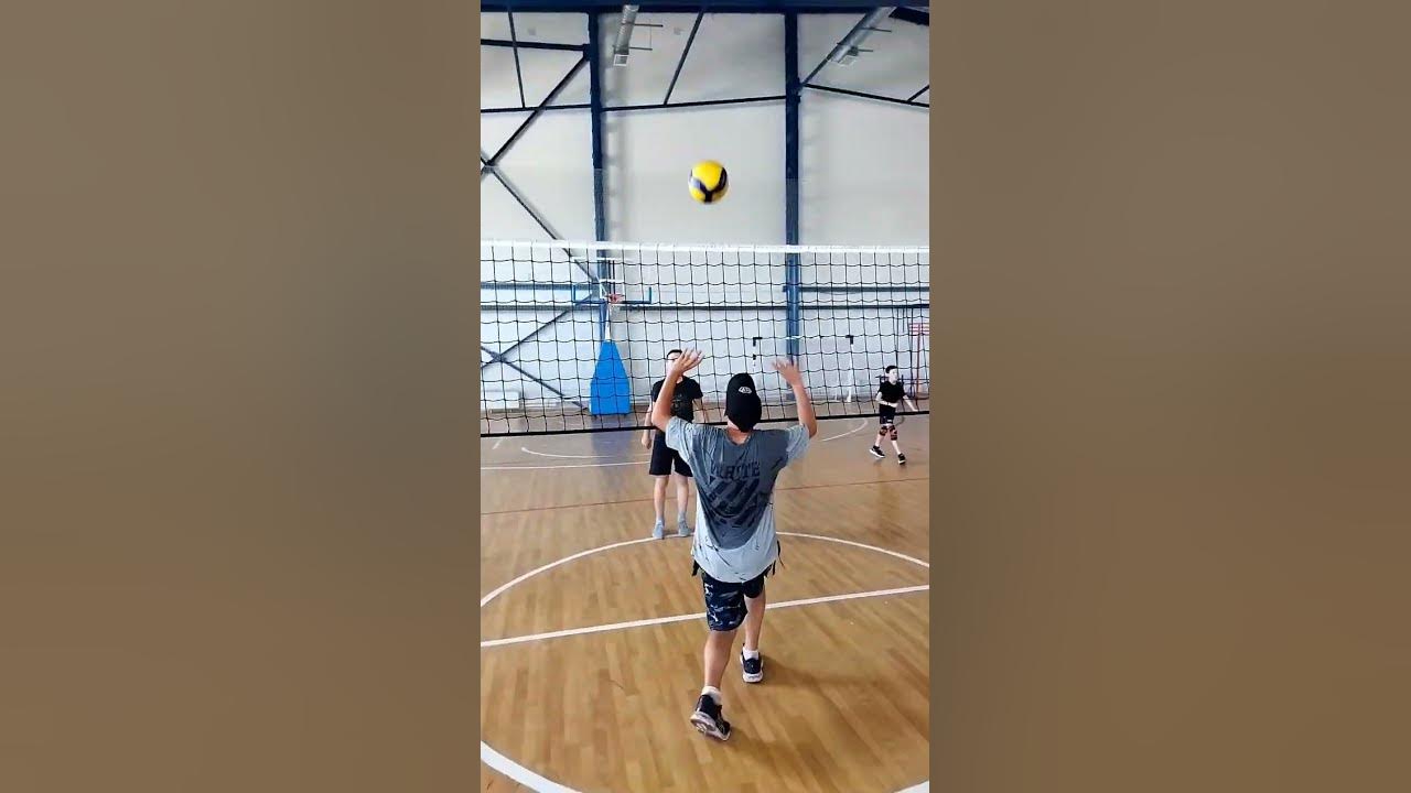 Волейболистки у сетки