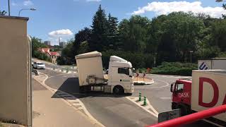 Řidič kamionu nezvládl kruhový objezd pod hradem v Mladé Boleslavi