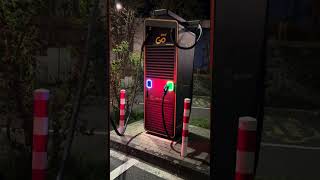 Neues Tesla Model Y nachts am Audi Charging Hub laden – einfach ein starker Anblick! 🔥⚡🚗