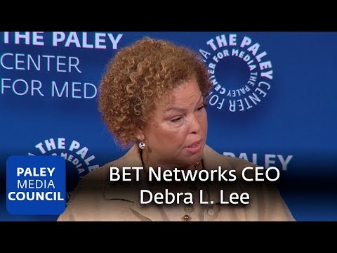 Video: Debra L. Lee netto waarde: Wiki, Getroud, Familie, Trou, Salaris, Broers en susters
