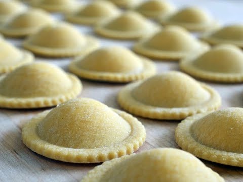 Video: Hvordan Ravioli Skiller Seg Fra Dumplings