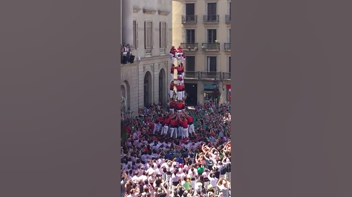 Viral Video UK: Human pyramid fail!