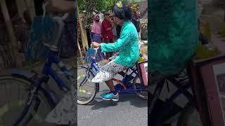 GANJEL TOK GANJEL , LUCU POL, BAKUL JAMU NAIK SEPEDA GOYANG AJUR #shorts  #kostumkarnaval  #viral
