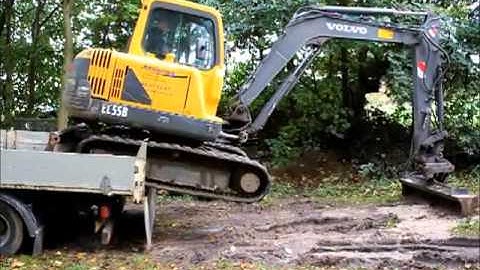Unloading excavator from truck without ramps, Danish version