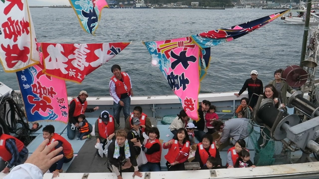 第46回牛深ハイヤ祭り 漁船団海上パレード 海と陸との交歓 海上ダッシュ～もち投げ 天草市 2017 4
