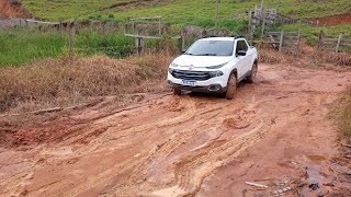 Fiat Toro no barro, lama, estrada de chão buracos e pedras...