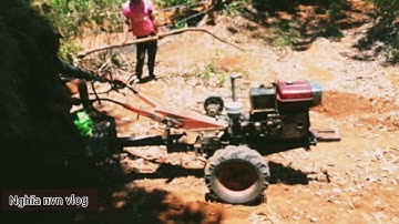 Cận cảnh xe cày chở lúa kéo theo xe công nông lên dốc cực mạnh.