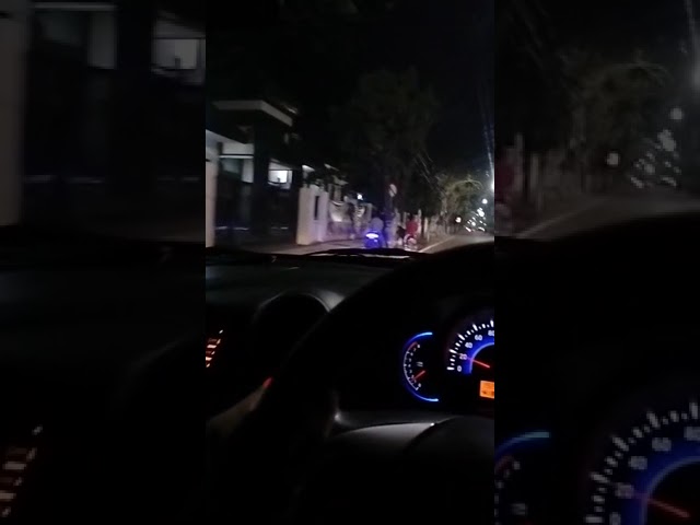 Story nyetir mobil malam hari sambil dengerin lagu class=