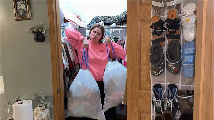 VLOGMAS DAY 9 ( Closet clean out ) 