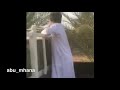 طفل يبكي على فراق حصانه 