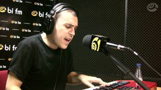 Video thumbnail of "Iván Ferreiro - 1999 (Love of Lesbian cover) - Bi fm live!"